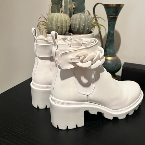 WHITE STEVE MADDEN CHAIN BOOTIES SIZE 7 - Picture 3 of 3